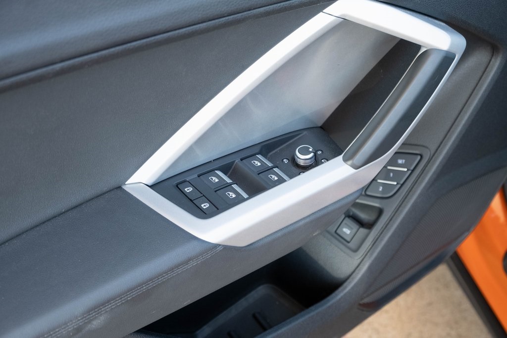 Vehicle image 41 of 44