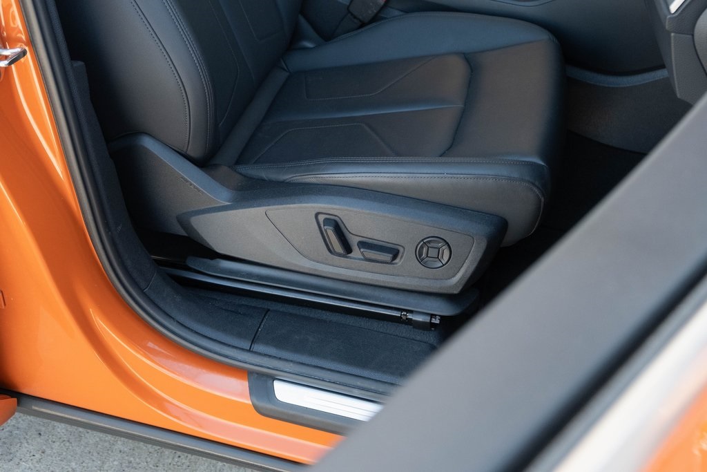 Vehicle image 16 of 44