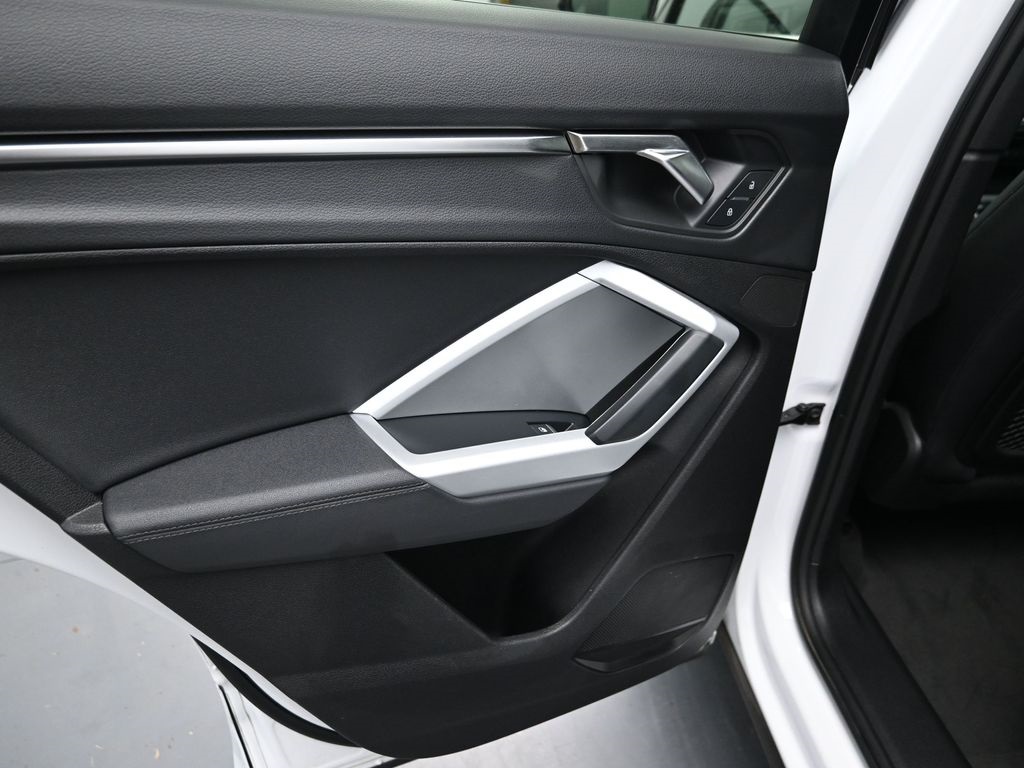 Vehicle image 17 of 38