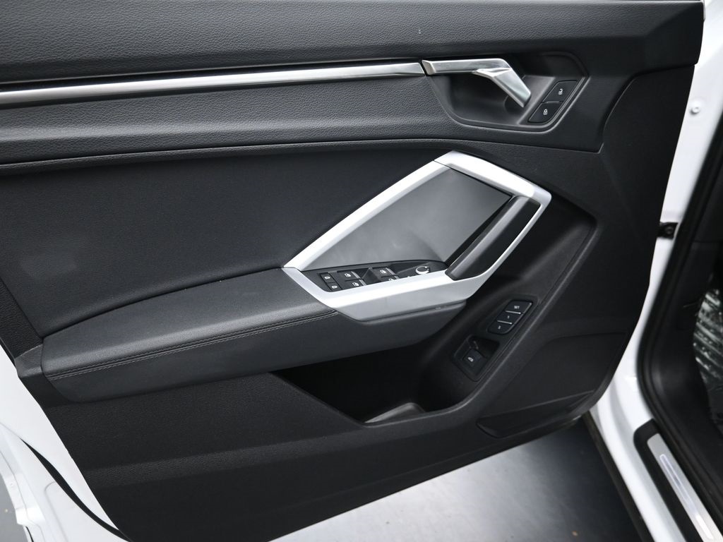 Vehicle image 21 of 38