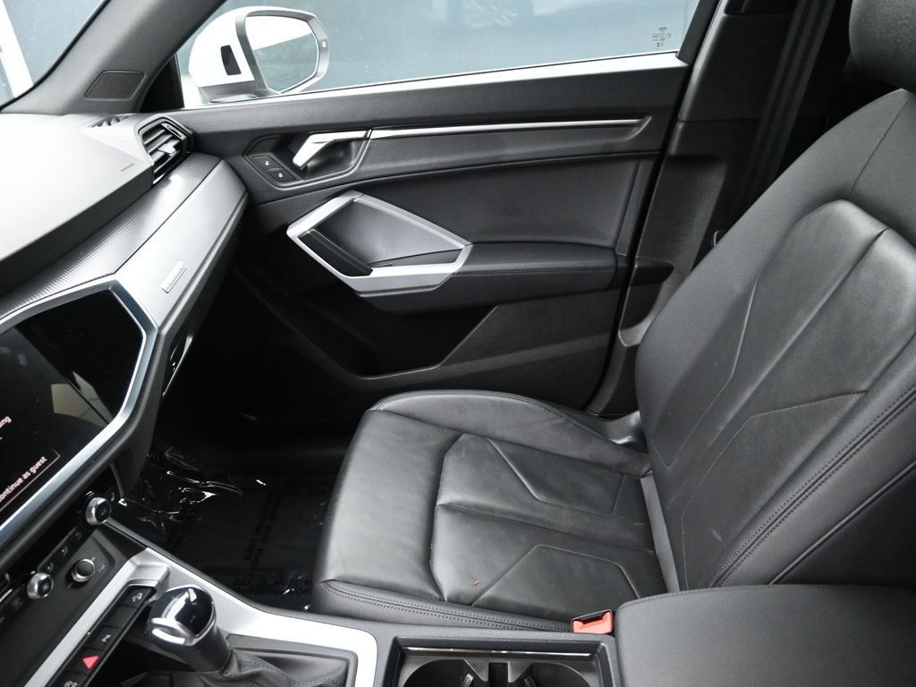 Vehicle image 26 of 38