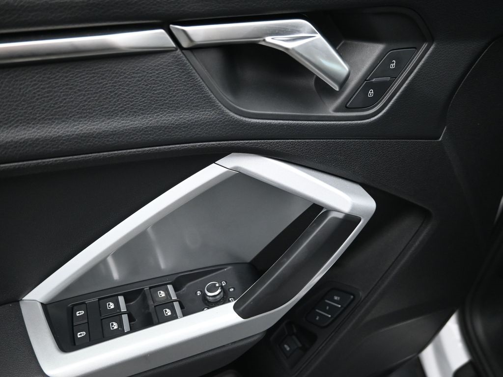 Vehicle image 22 of 38
