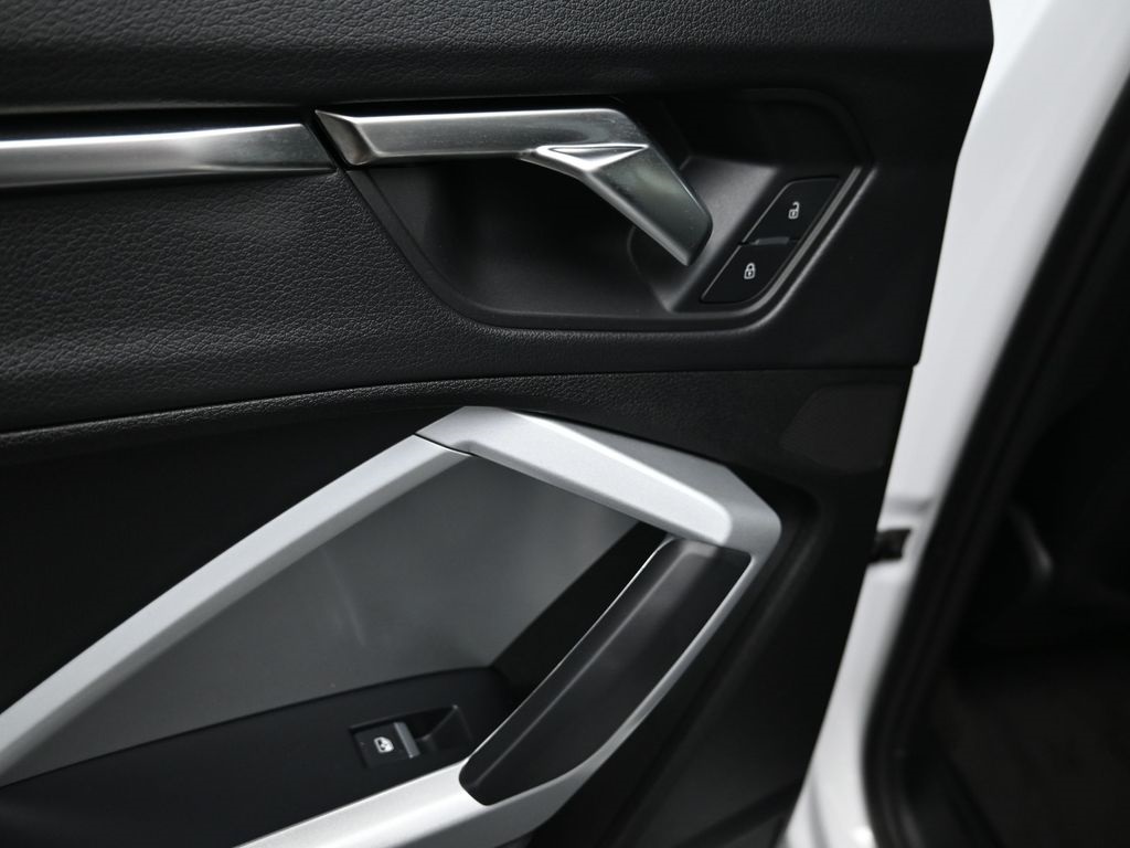 Vehicle image 18 of 38