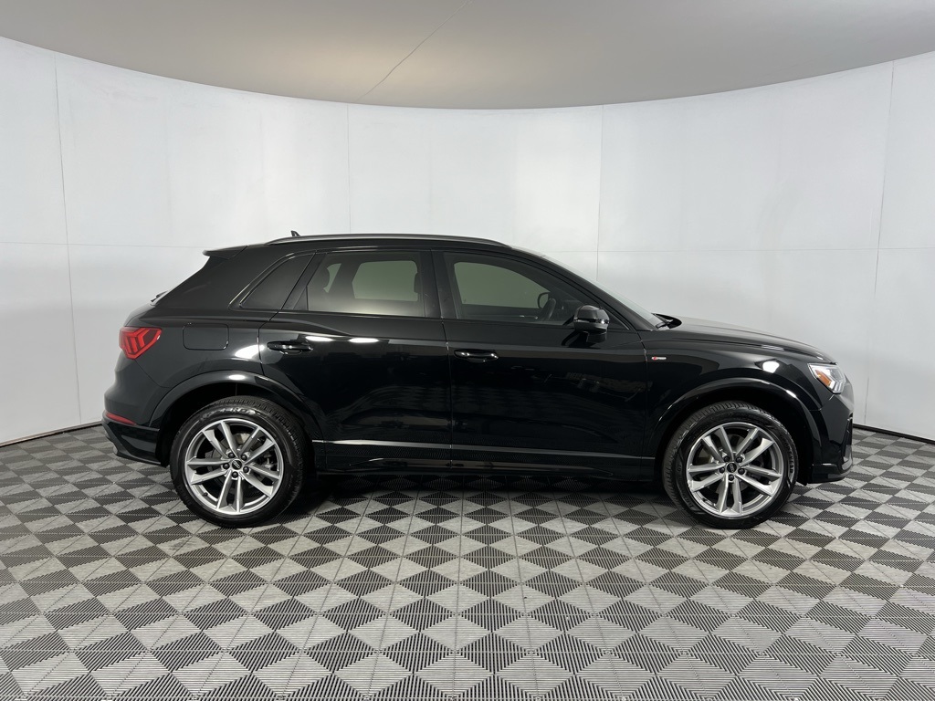 Vehicle image 5 of 52