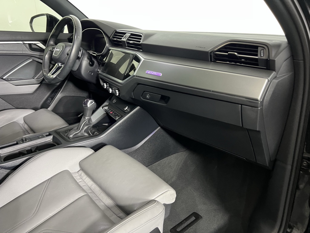 Vehicle image 33 of 52