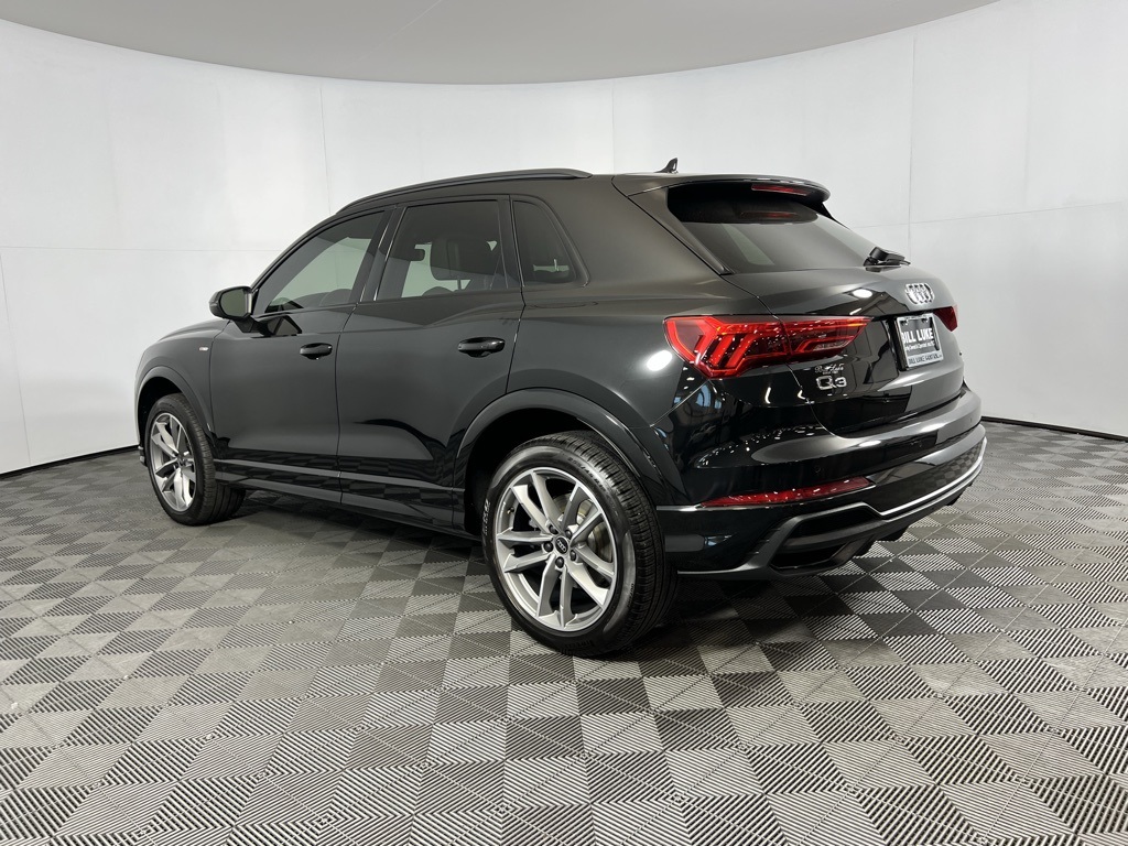Vehicle image 8 of 52