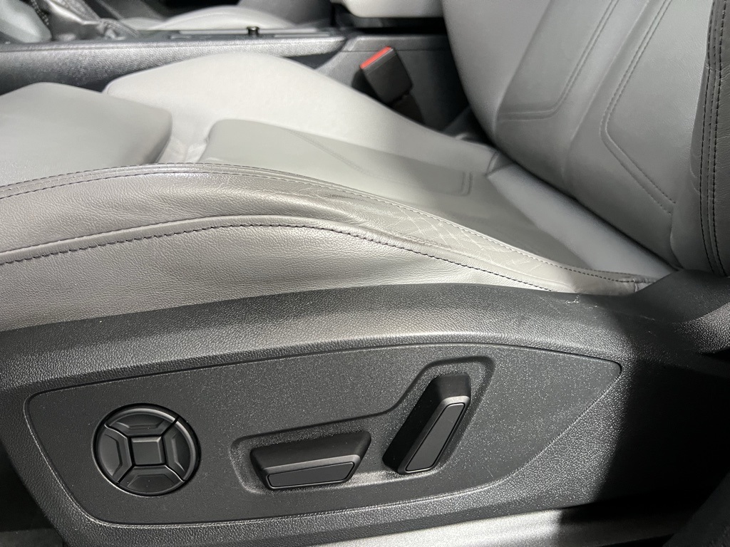 Vehicle image 24 of 52
