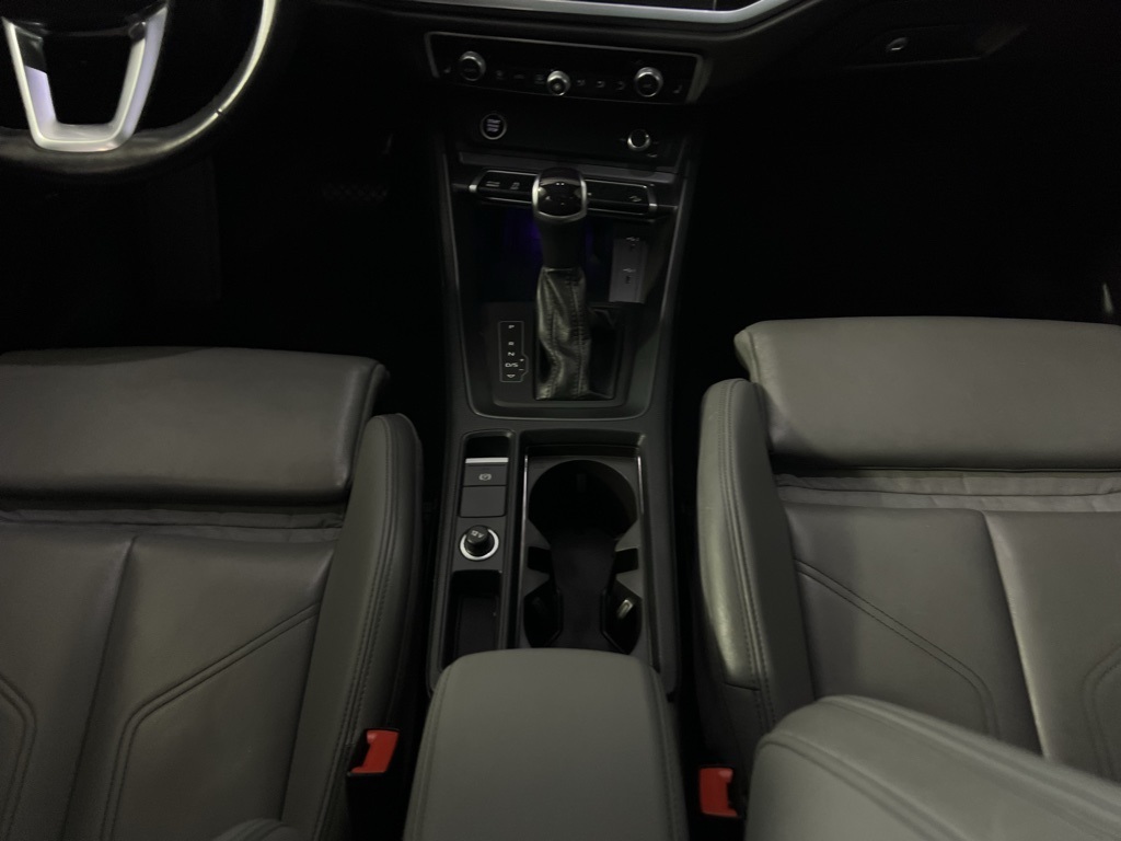 Vehicle image 18 of 52