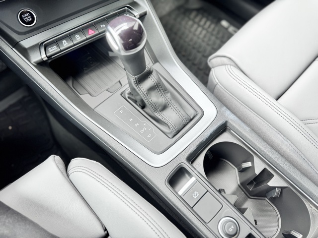 Vehicle image 13 of 15