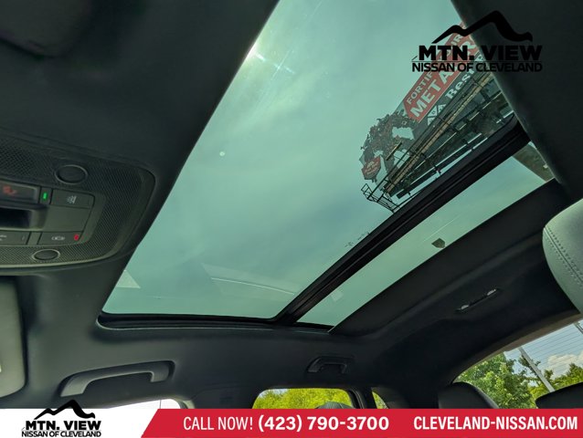 Vehicle image 21 of 25