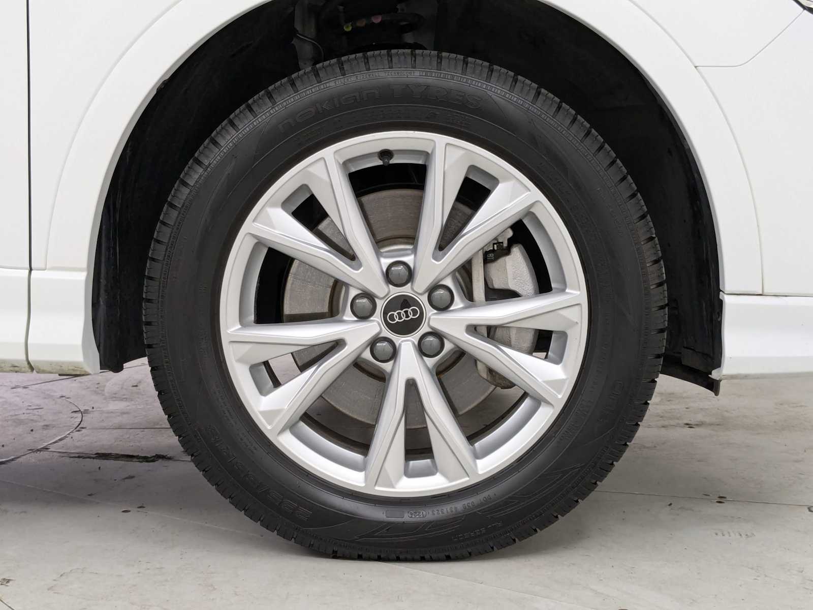 Vehicle image 10 of 35