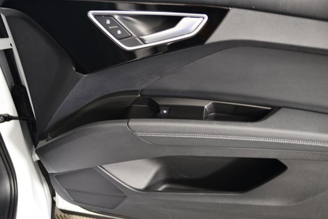 Vehicle image 16 of 32