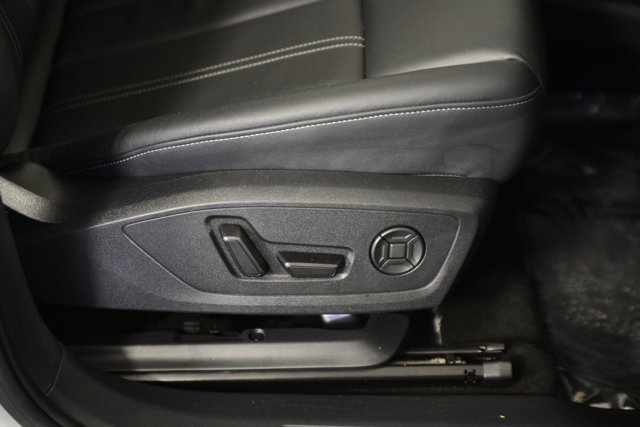 Vehicle image 14 of 32