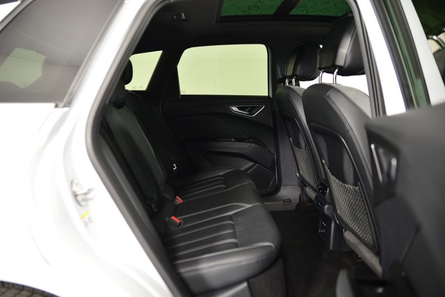 Vehicle image 17 of 32