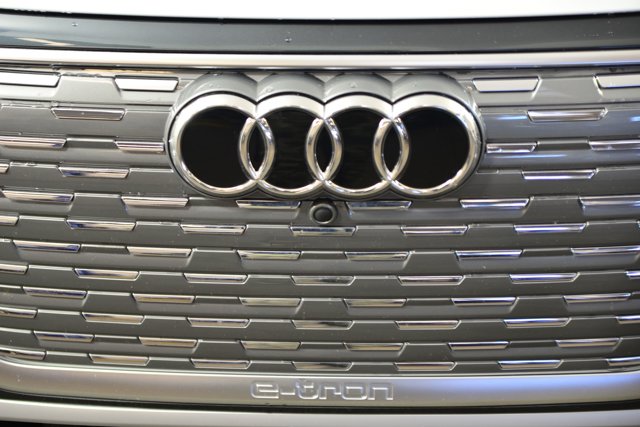 Vehicle image 8 of 32