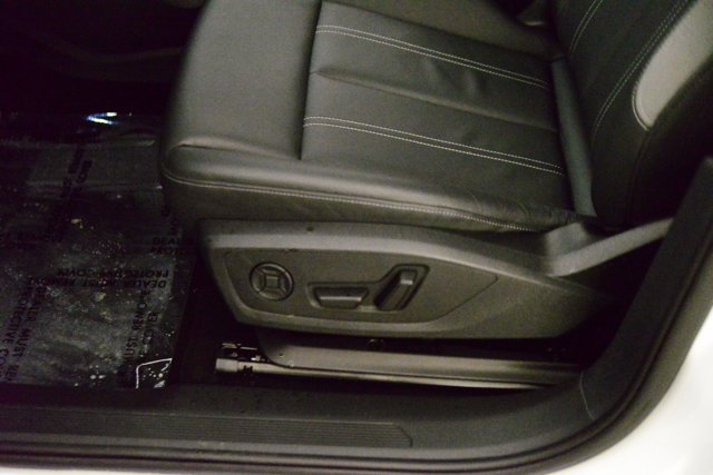 Vehicle image 24 of 32