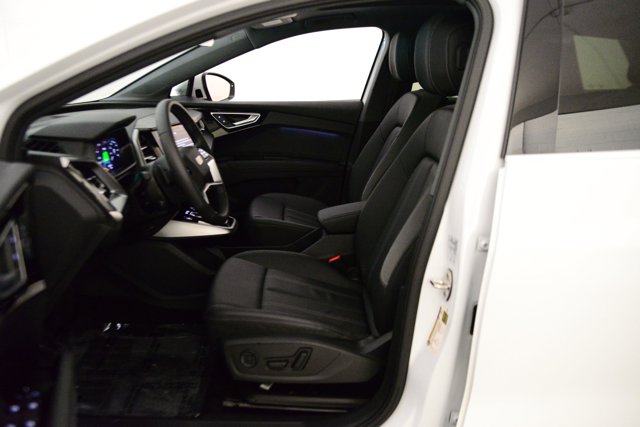 Vehicle image 23 of 32
