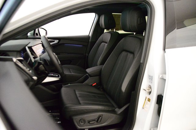 Vehicle image 22 of 32