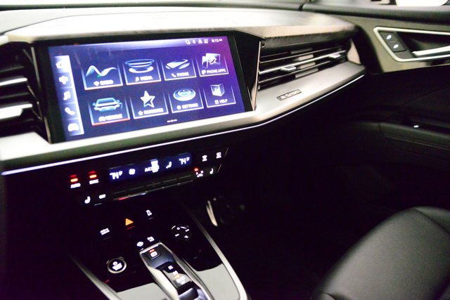 Vehicle image 27 of 32