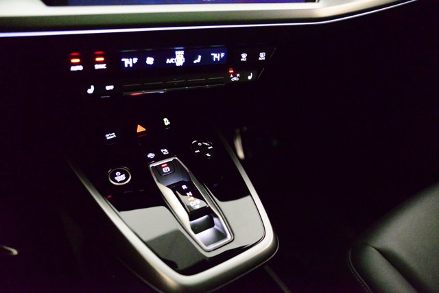 Vehicle image 28 of 32