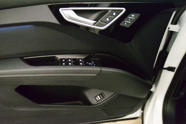Vehicle image 25 of 32