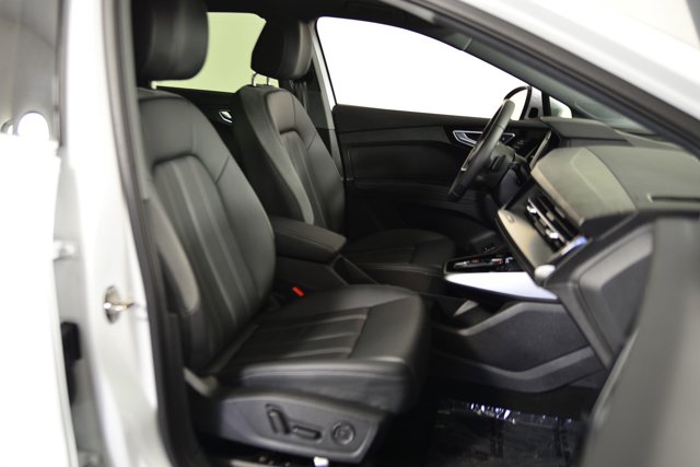 Vehicle image 12 of 32
