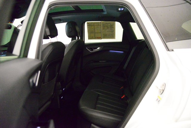 Vehicle image 20 of 32
