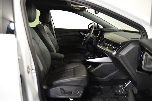 Vehicle image 13 of 32