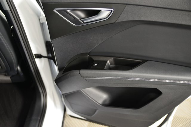 Vehicle image 18 of 32