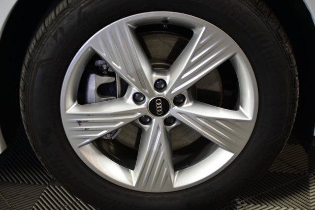 Vehicle image 10 of 32