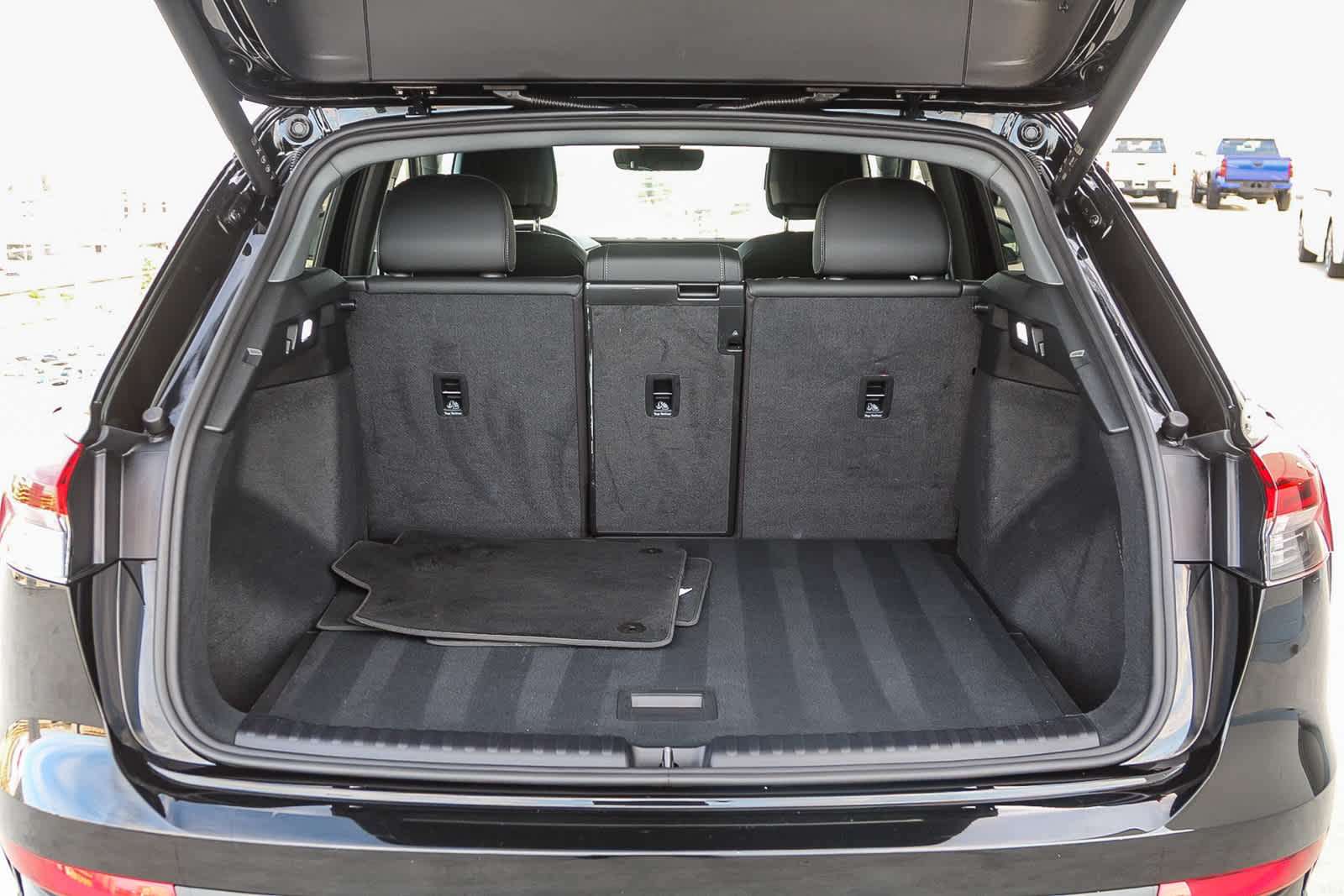 Vehicle image 27 of 29