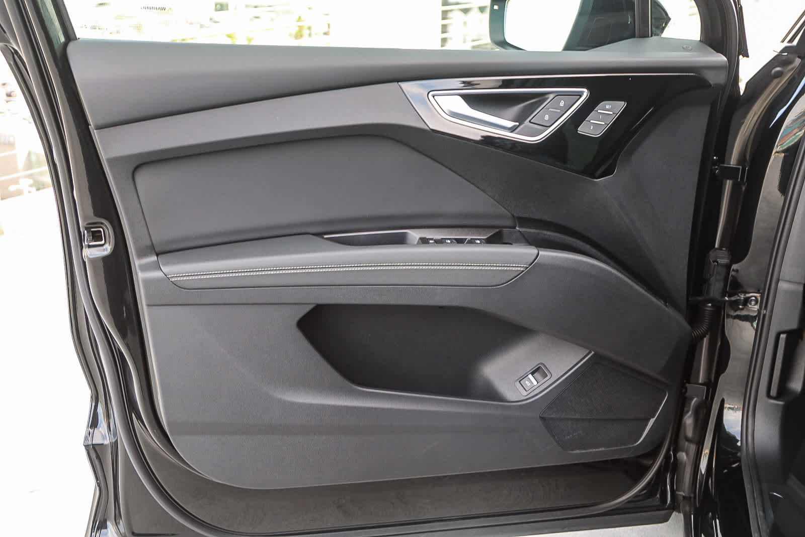 Vehicle image 22 of 29