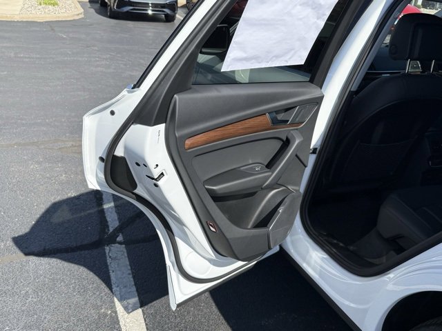 Vehicle image 14 of 28