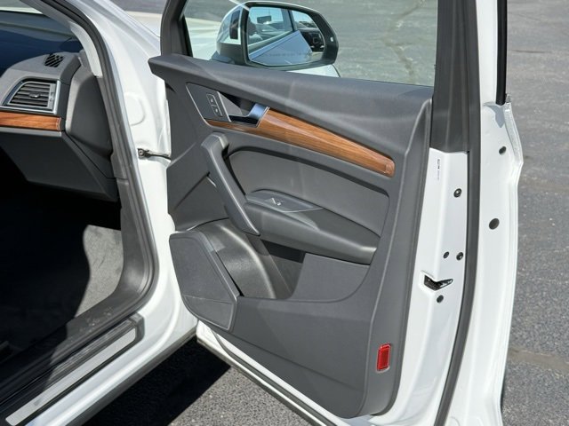 Vehicle image 17 of 28