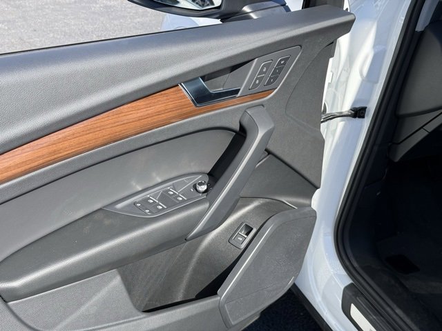 Vehicle image 10 of 28