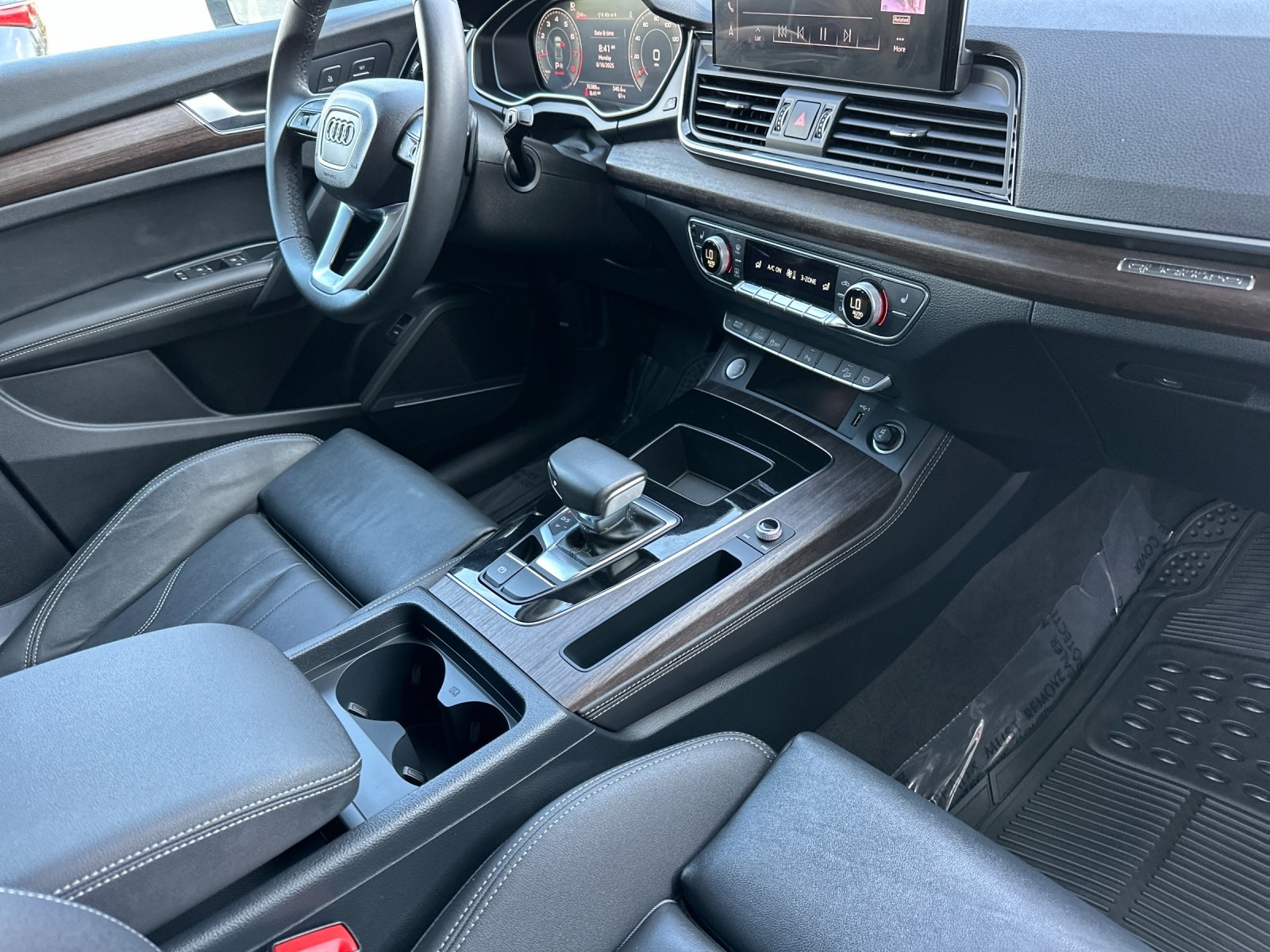 Vehicle image 23 of 29