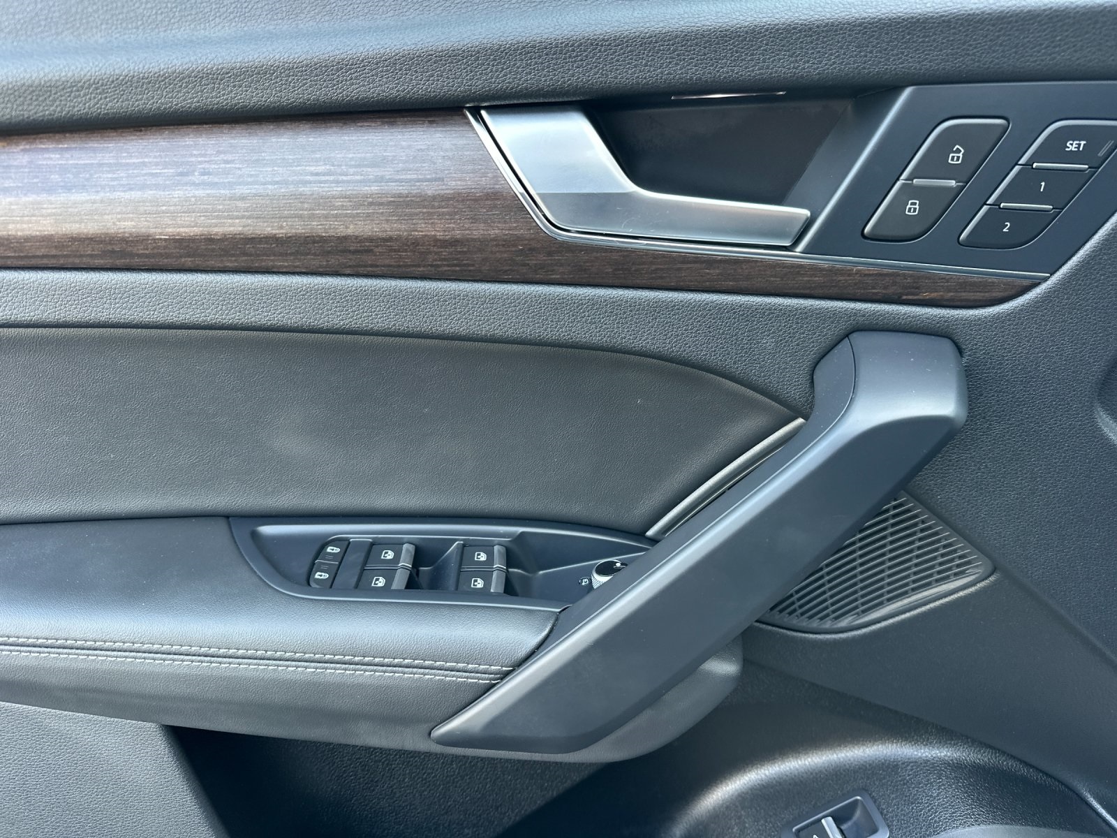Vehicle image 24 of 29