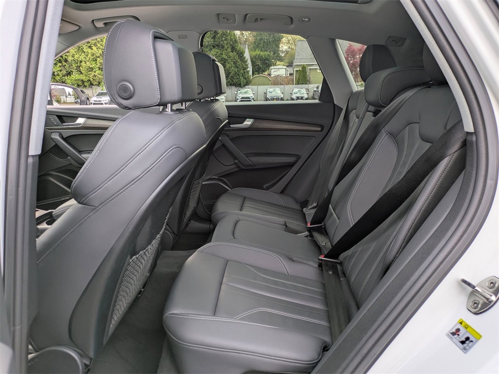 Vehicle image 27 of 40