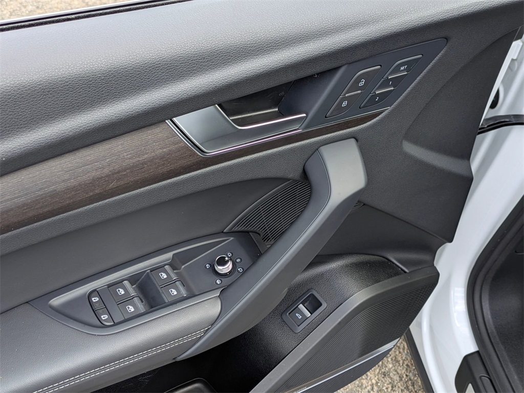 Vehicle image 11 of 40