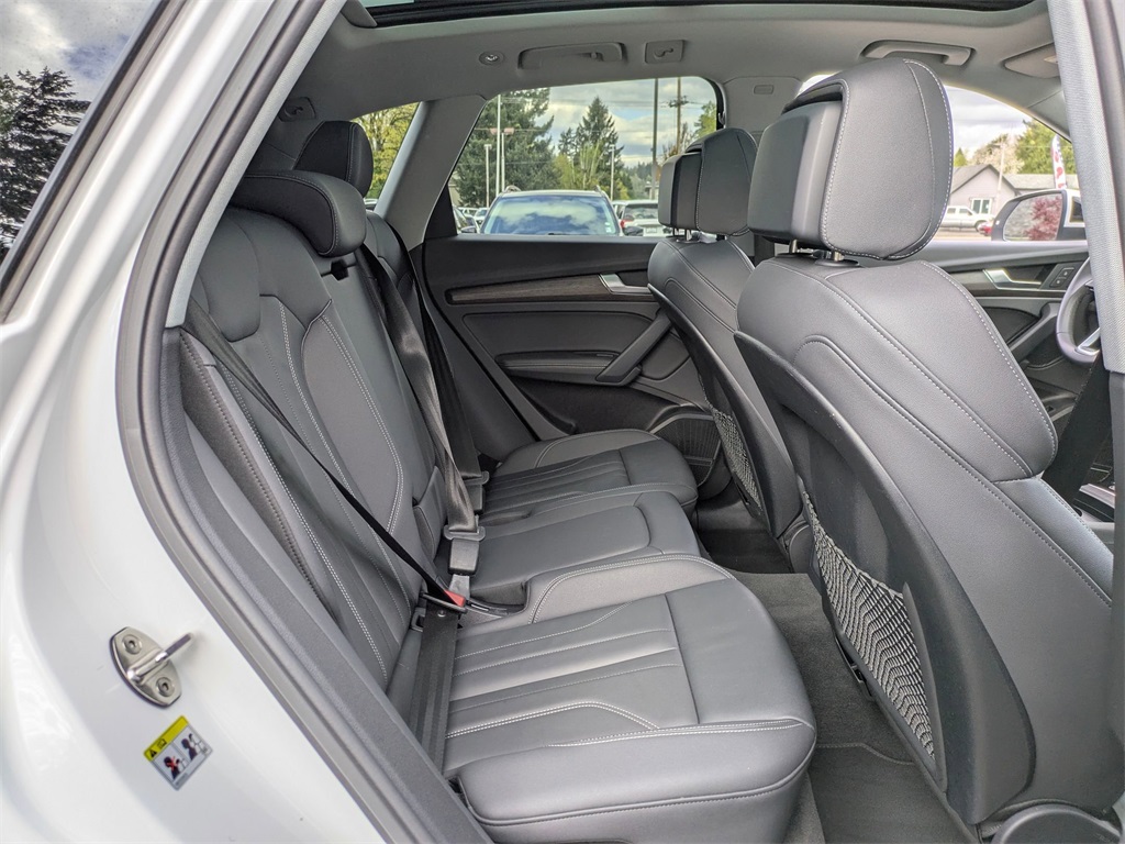 Vehicle image 32 of 40