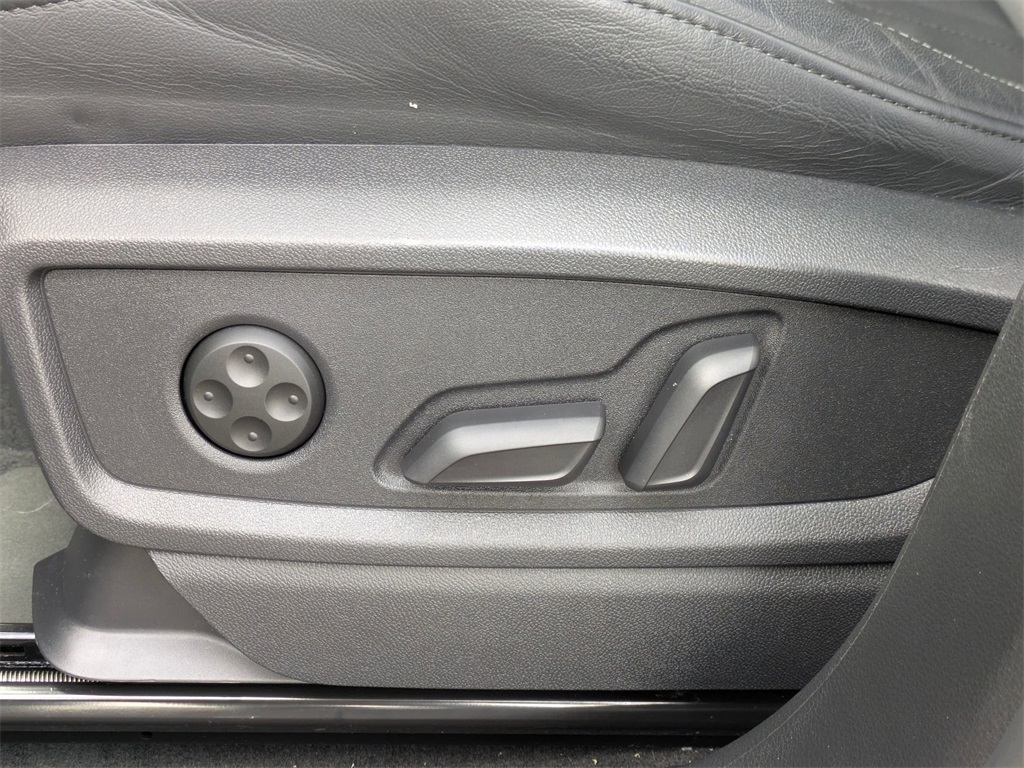 Vehicle image 26 of 40