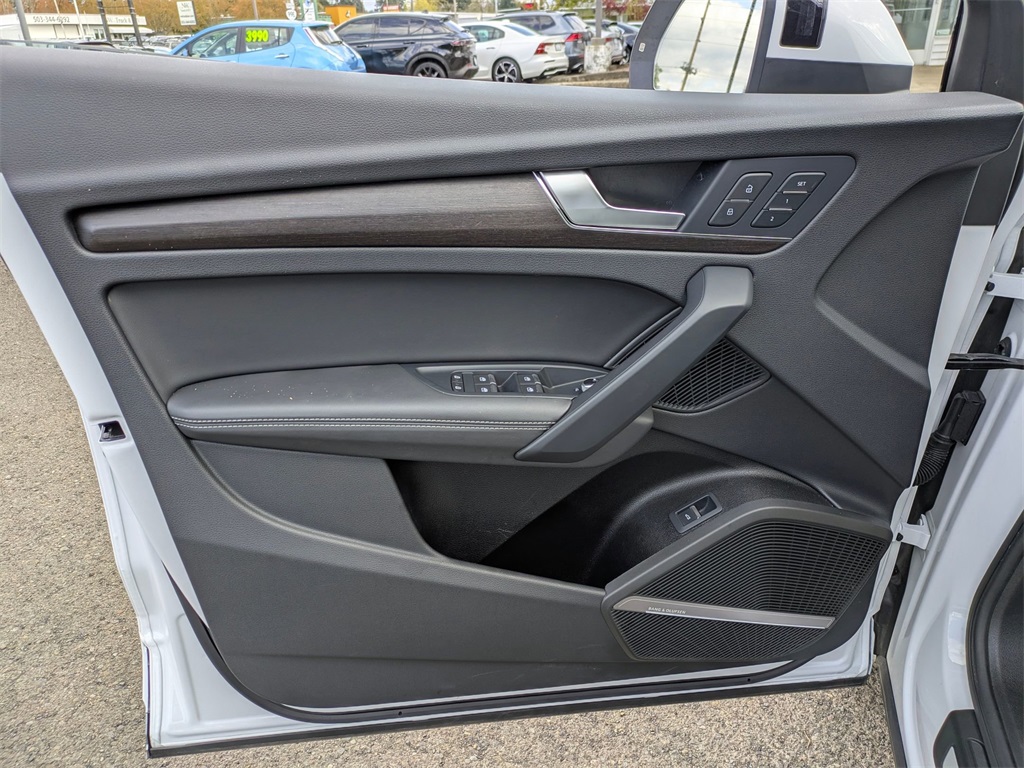 Vehicle image 10 of 40