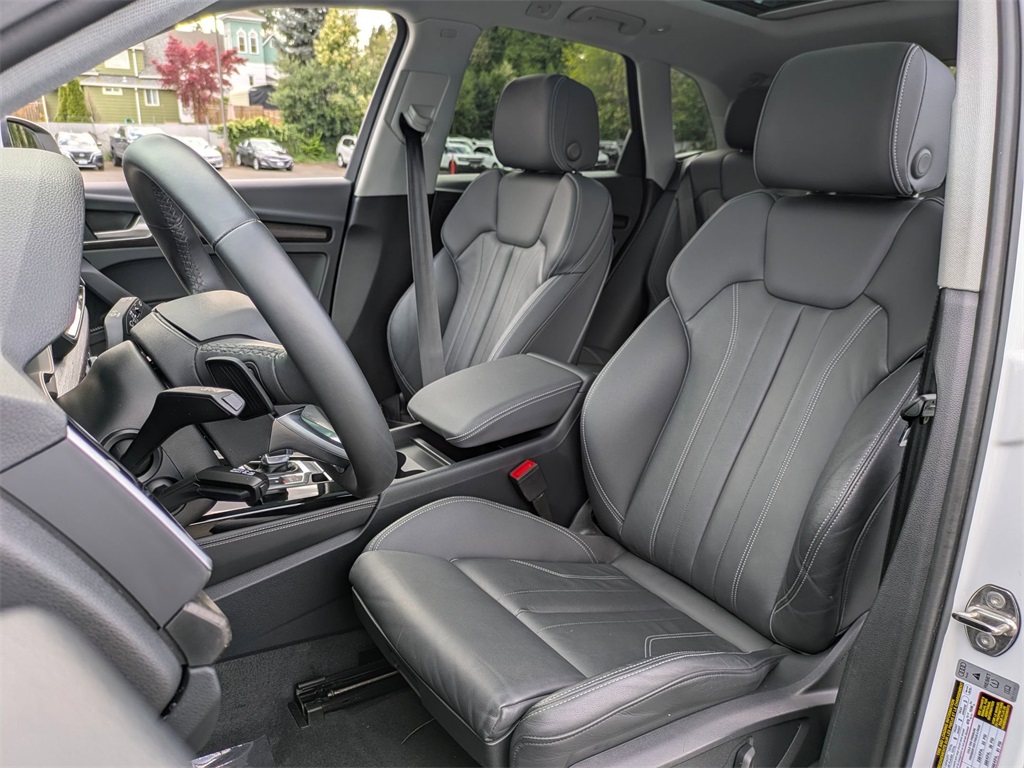 Vehicle image 25 of 40