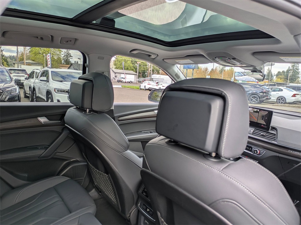 Vehicle image 33 of 40