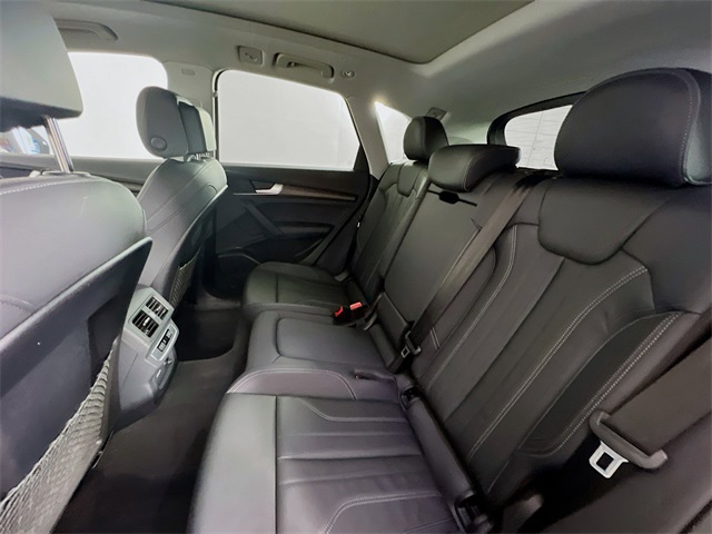 Vehicle image 23 of 24