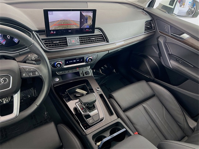 Vehicle image 22 of 24