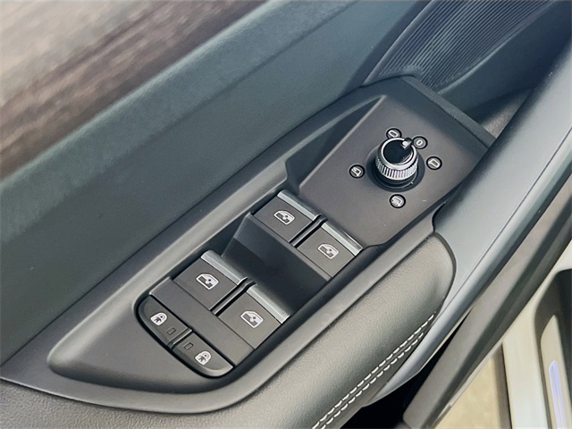Vehicle image 17 of 24