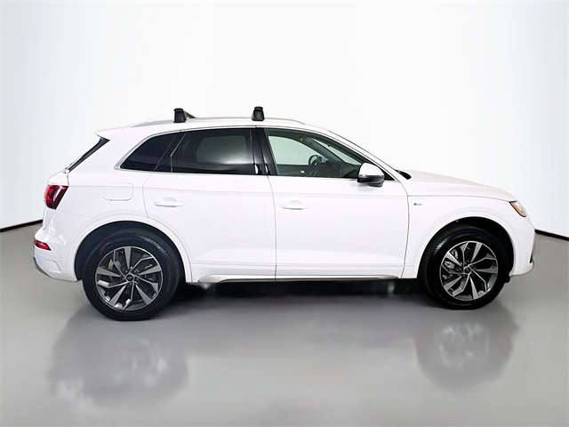 Vehicle image 4 of 24