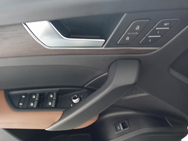 Vehicle image 21 of 32