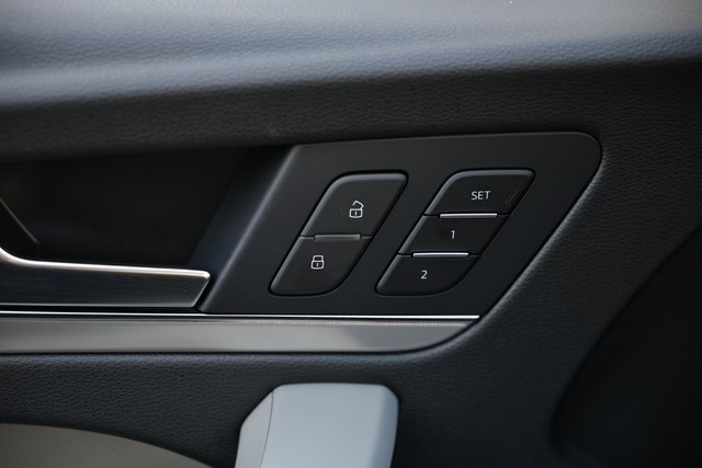 Vehicle image 17 of 40